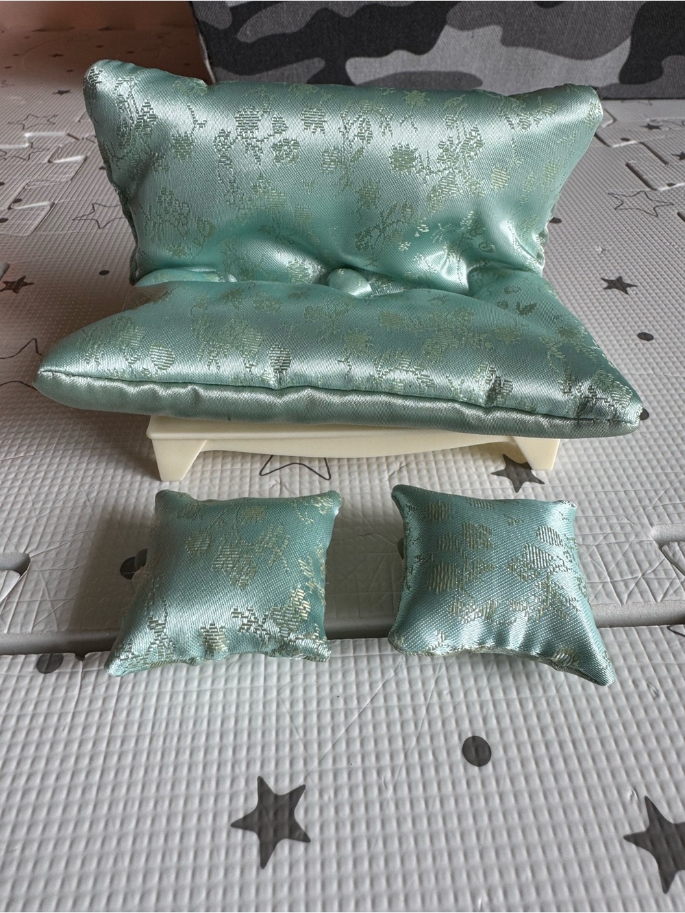 Mattel 2006 Barbie Doll sofa futon